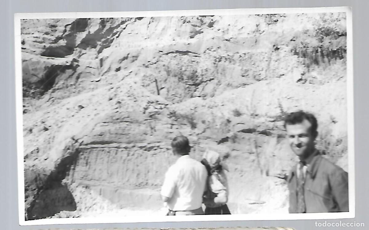 Fotografia antiga: BONITA FOTOGRAFIA DE PERSONAS PASEANDO POR UNAS RUINAS
