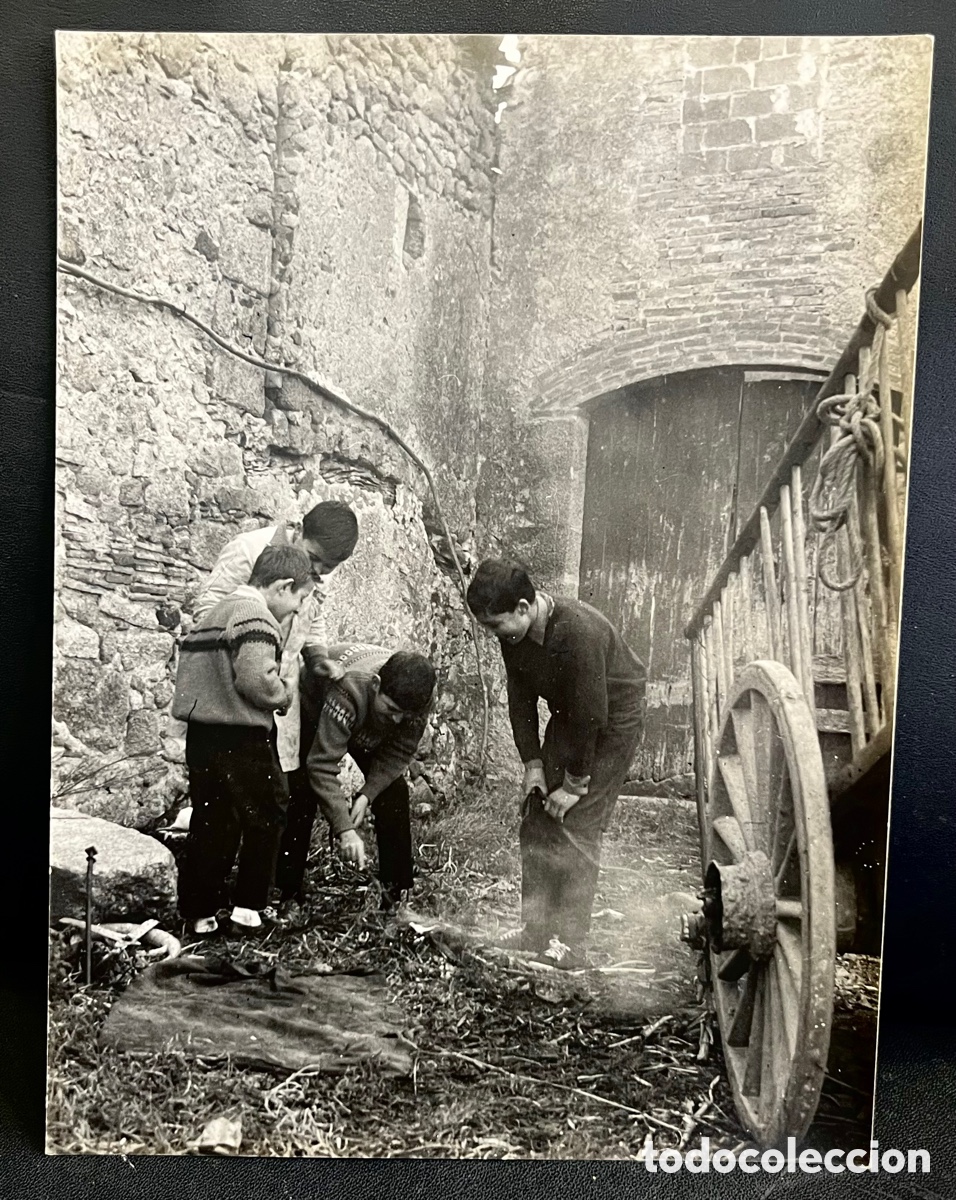 Fotograf&iacute;a antigua: FOTOGRAF&Iacute;A: NI&Ntilde;OS HACIENDO FUEGO - FOTO RABELL - 23,8 X 17,8 CM
