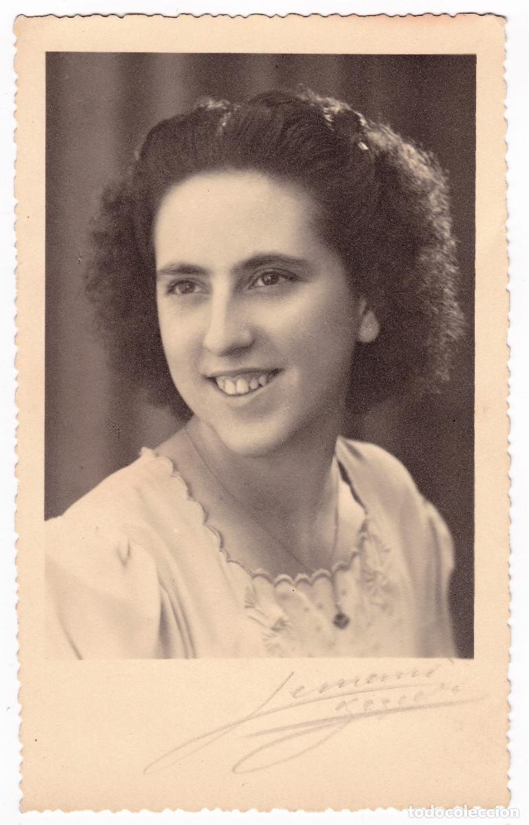Fotograf&iacute;a antigua: Fotograf&iacute;a joven. A&ntilde;os 40. Firma de dif&iacute;cil lectura.