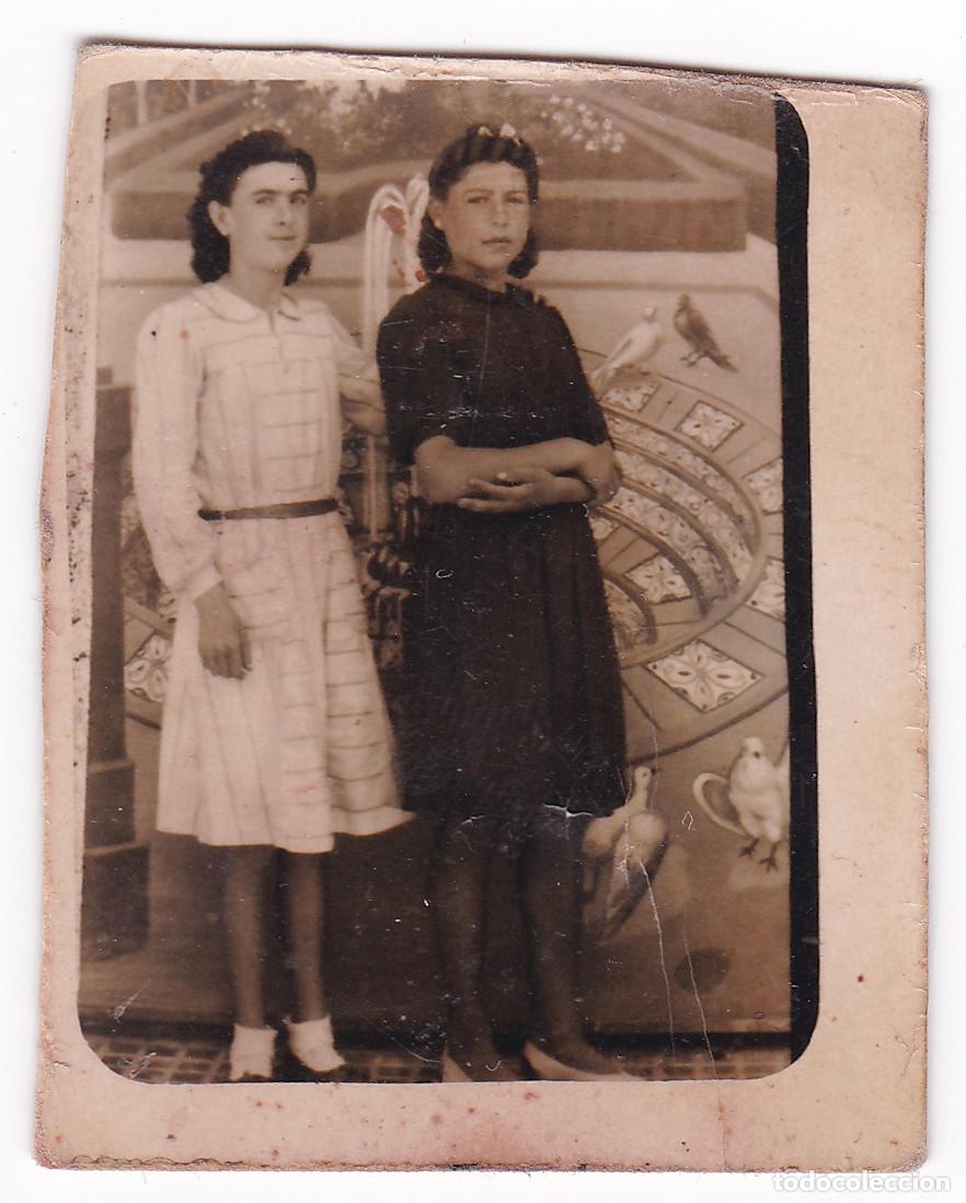 Fotograf&iacute;a antigua: Fotograf&iacute;a pareja j&oacute;venes se&ntilde;oritas. A&ntilde;os 30. Sin fot&oacute;grafo.