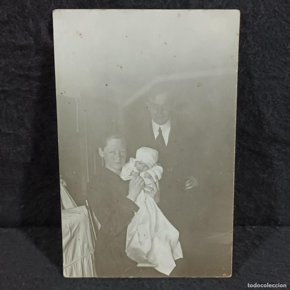 Alte Fotografie: FOTOGRAFIA - PADRES CON SU HIJO EN SU NUEVO DOMICILIO - C. 1900 - MODERNISTA / 185
