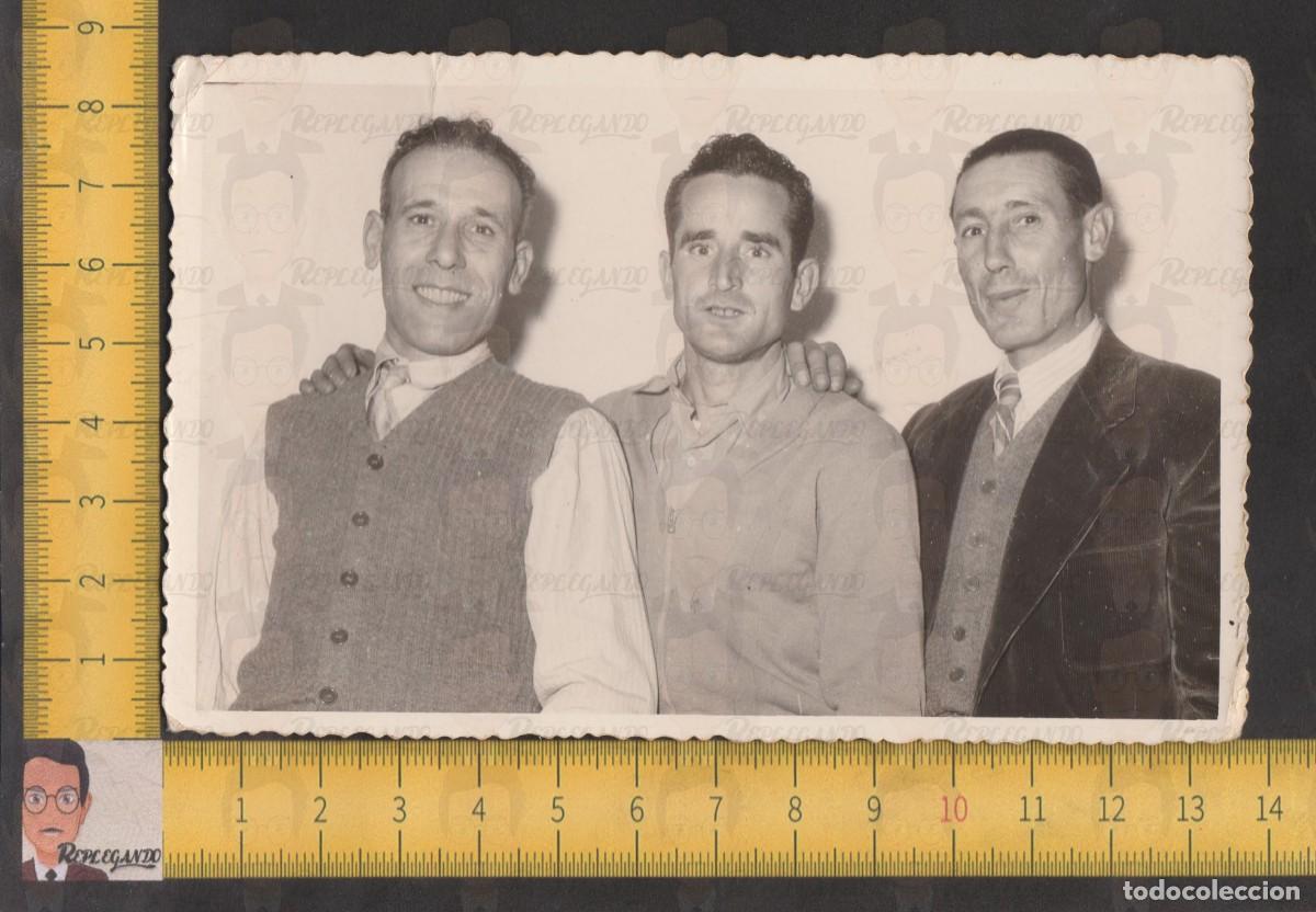 Antique Photography: TRIO DE HOMBRES SONRIENDO - TRES AMIGOS POSAN MIRANDO A C&Aacute;MARA - FOTO ANTIGUA A&Ntilde;O 1956