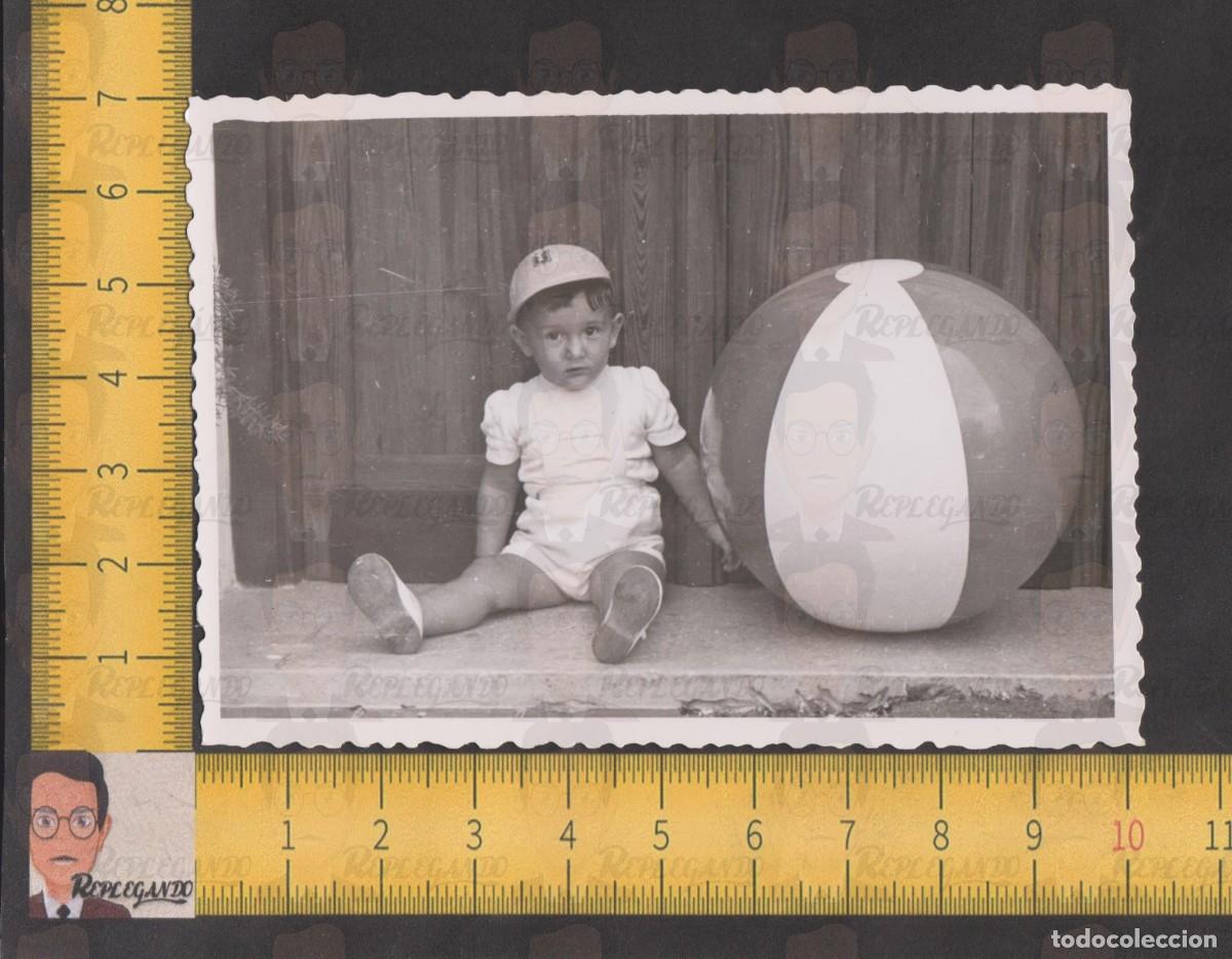 Fotograf&iacute;a antigua: NI&Ntilde;O CON GORRA Y GRAN PELOTA DE PLAYA HINCHABLE / FOTO ANTIGUA A&Ntilde;O 1955 / INFANCIA JUGUETE