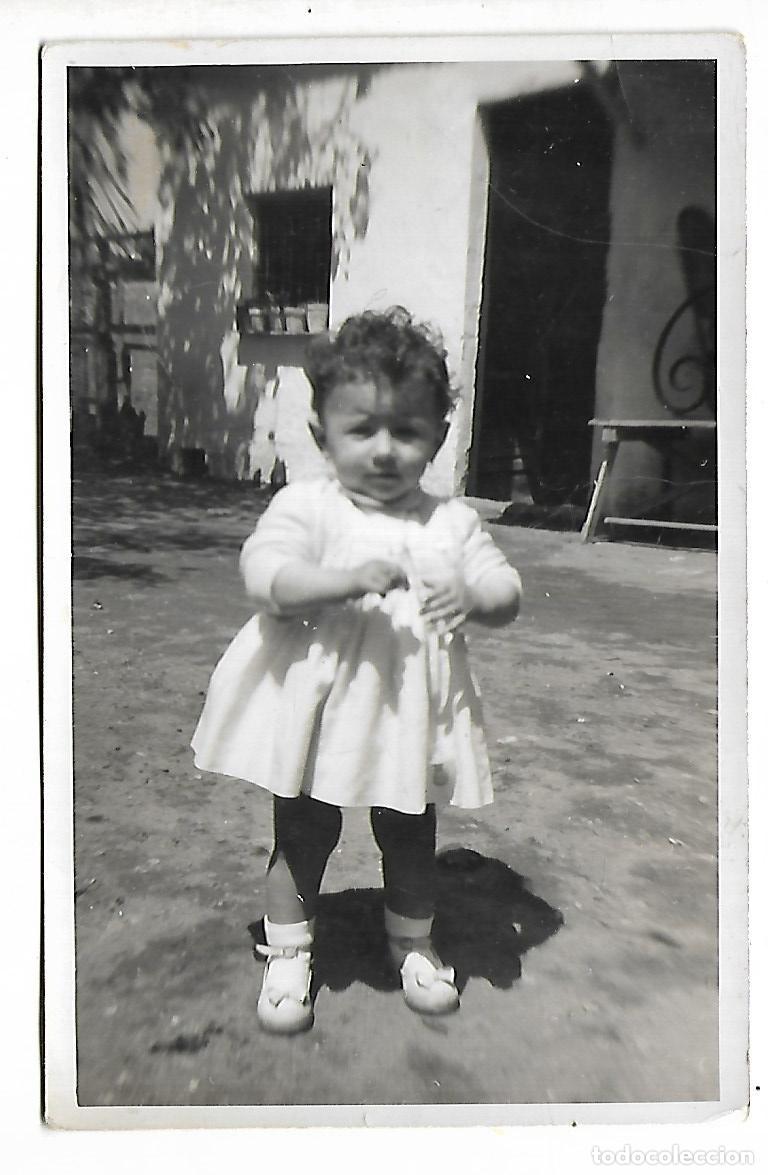 Antique Photography: FOTOGRAFIA ANTIGUA DE UNA NI&Ntilde;A EN UN PATIO