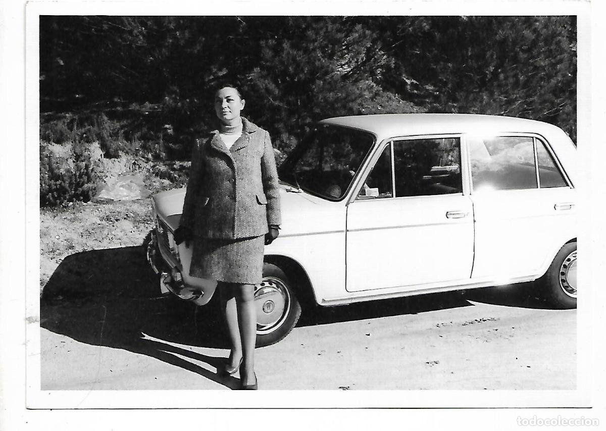 Fotograf&iacute;a antigua: AN TIGUA FOTOGRAFIA DE UNA DAMA CON SU COCHE SEAT 1.430