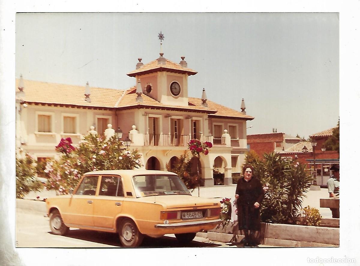 Fotograf&iacute;a antigua: AN TIGUA FOTOGRAFIA DE UNA DAMA CON SU COCHE SEAT 1.430