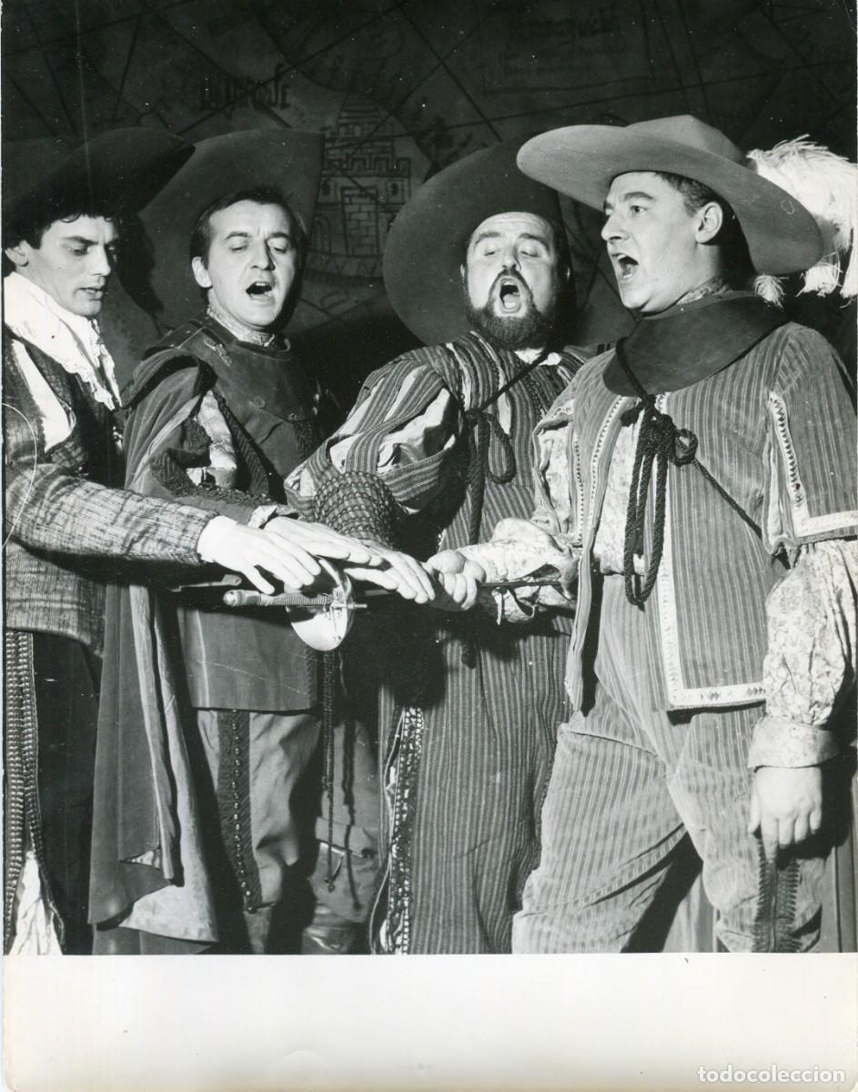 Fotografia antica: Los tres mosqueteros, teatro Ambigu de Par&iacute;s - Foto Bernand, 1959