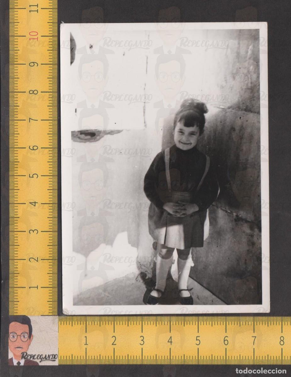 Fotograf&iacute;a antigua: SIMP&Aacute;TICA NI&Ntilde;A POSA SONRIENDO EN TERRAZA CASA - SONRISA - FOTO ANTIGUA A&Ntilde;OS 60 - INFANCIA ESPA&Ntilde;A
