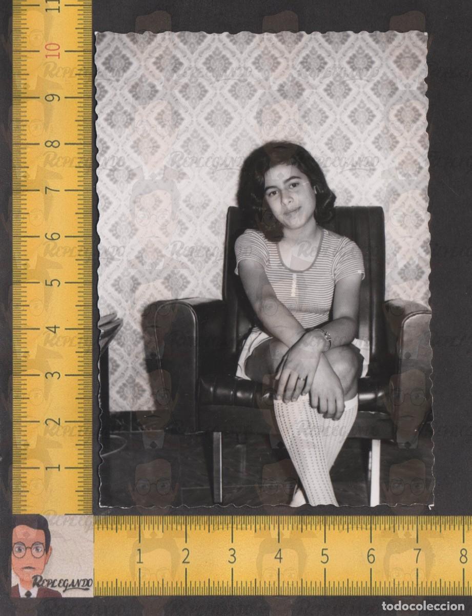 Antique Photography: NI&Ntilde;A CAMISA RAYAS Y MEDIAS SONRIE SENTADA EN SILL&Oacute;N DE PIEL - FOTO ANTIGUA A&Ntilde;OS 60 - INFANCIA ESPA&Ntilde;A