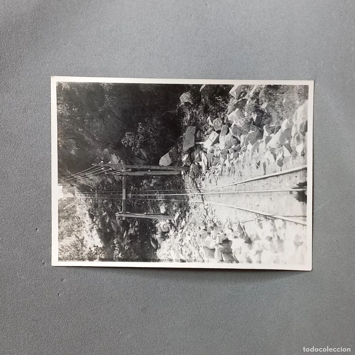 Antigua fotografía años 50 línea de transporte de materiales a obras de los estanques. Aiguestortes