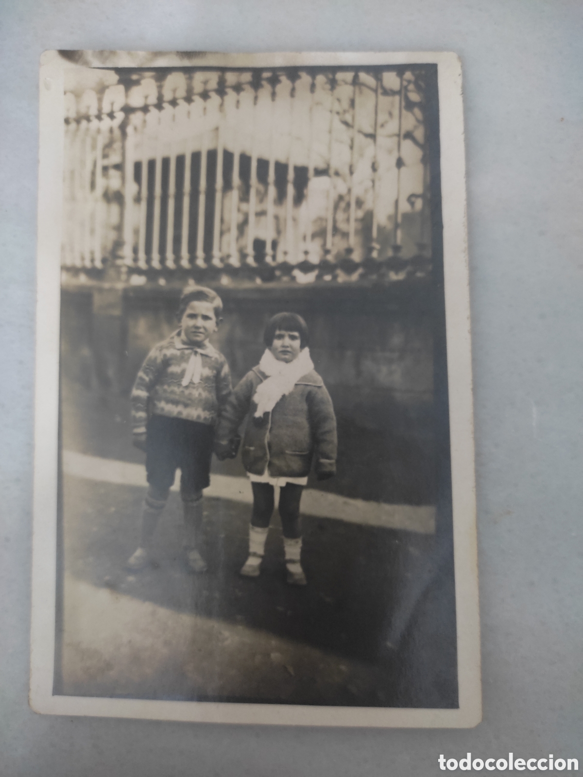 Fotografia antiga: Fotograf&iacute;a de dos ni&ntilde;os ni&ntilde;a y ni&ntilde;o cojidos de la mano a&ntilde;o 1932