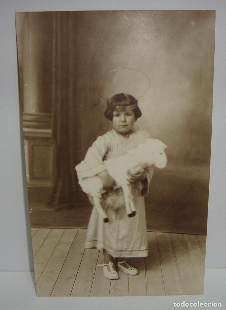 Fotograf&iacute;a antigua: Antigua fotograf&iacute;a postal. A&ntilde;os 20. Art Dec&oacute;. Ni&ntilde;a vestida de angelito.