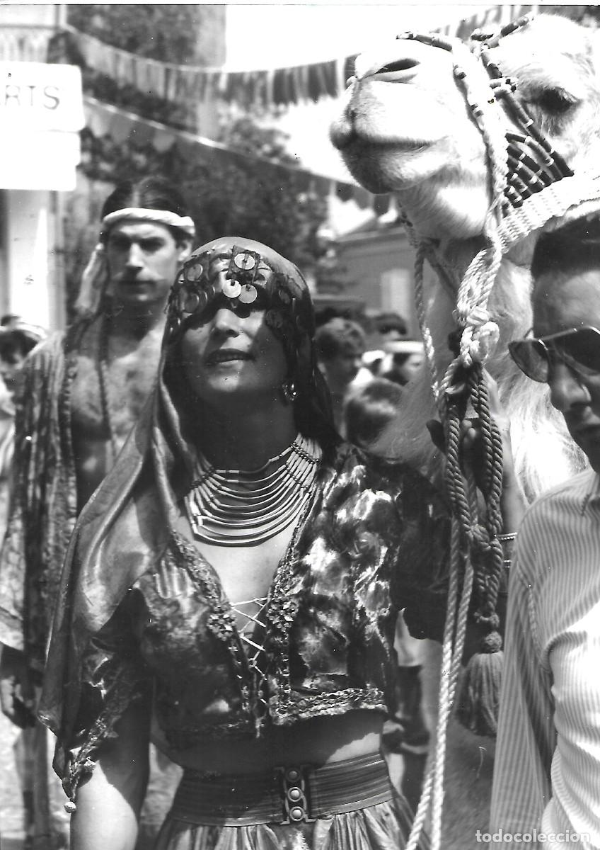Fotografia antiga: E251- ANTIGUA FOTOGRAFIA DE UN DESFILE DE UNA DAMA CON TRAJE TIPICO DE SU ZONA ACOMPA&Ntilde;ADA