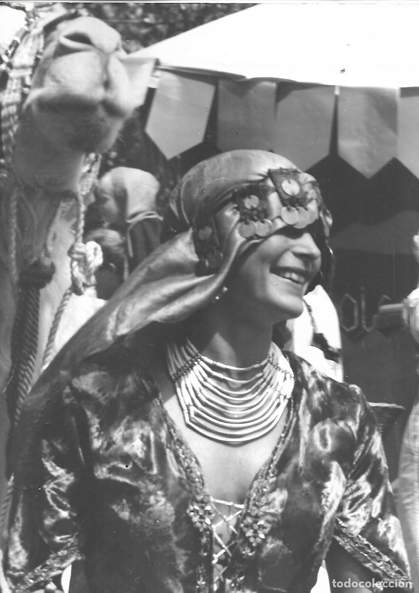Photographie ancienne: E251- ANTIGUA FOTOGRAFIA DE UN DESFILE DE UNA DAMA CON TRAJE TIPICO DE SU ZONA