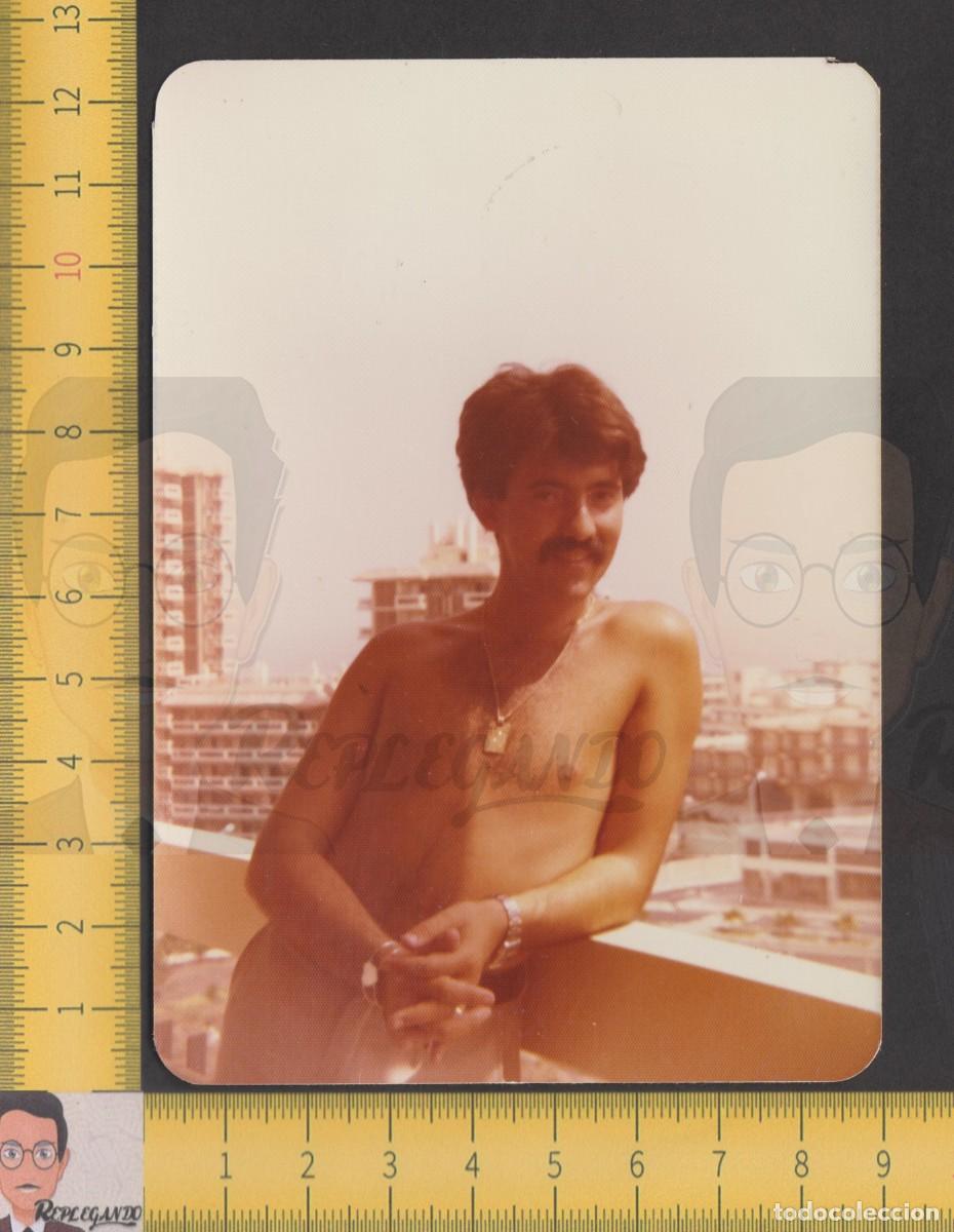 Fotografia antiga: GUAPO CHICO JOVEN BIGOTE POSA A PECHO DESCUBIERTO CON MEDALLA ORO - FOTO ANTIGUA A&Ntilde;OS 70 - LGTB