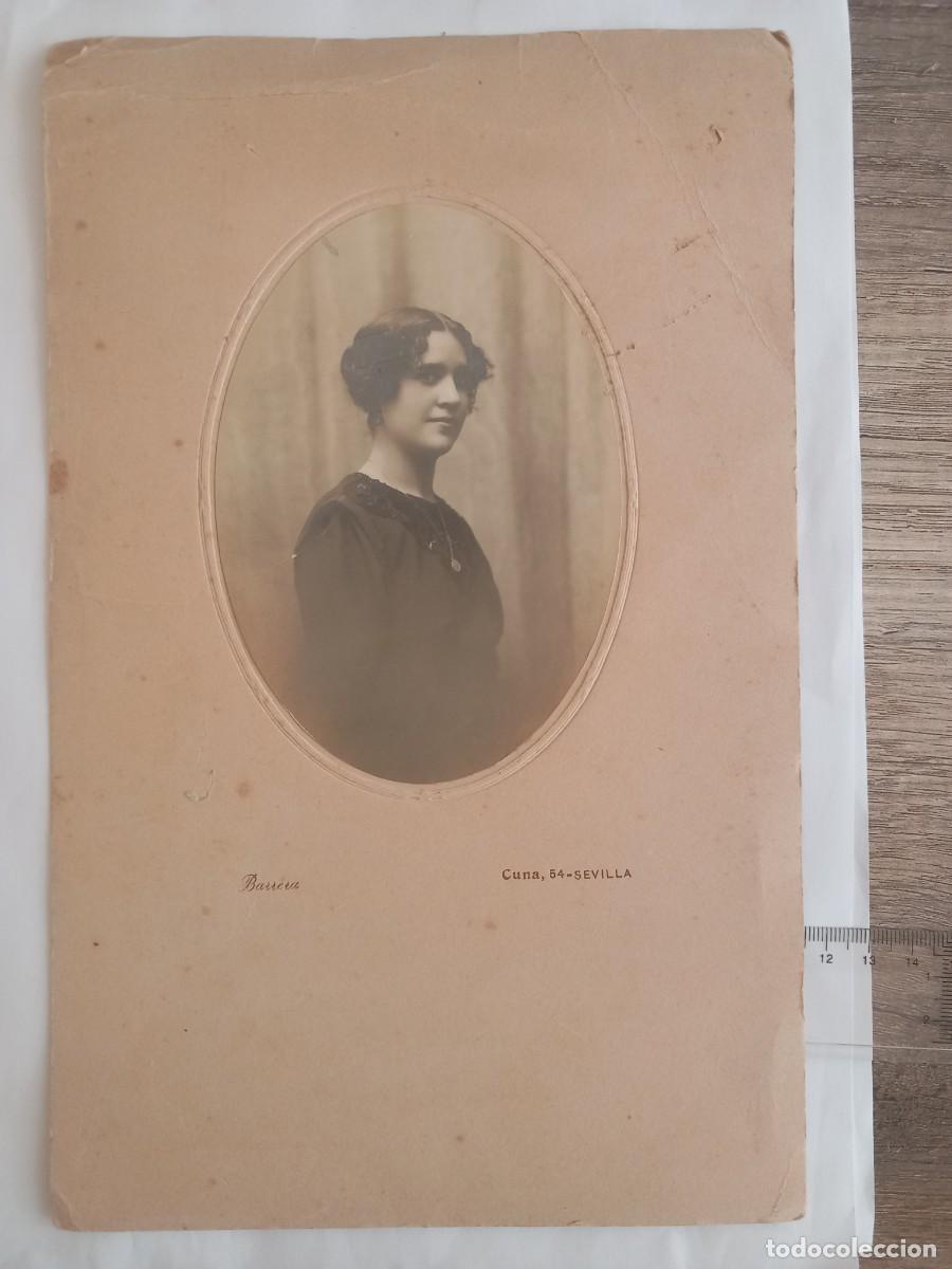 Fotograf&iacute;a antigua: MAGNIFICA, SE&Ntilde;ORA DE SEVILLA, FOTO SOBRE CARTON, BARRERA.