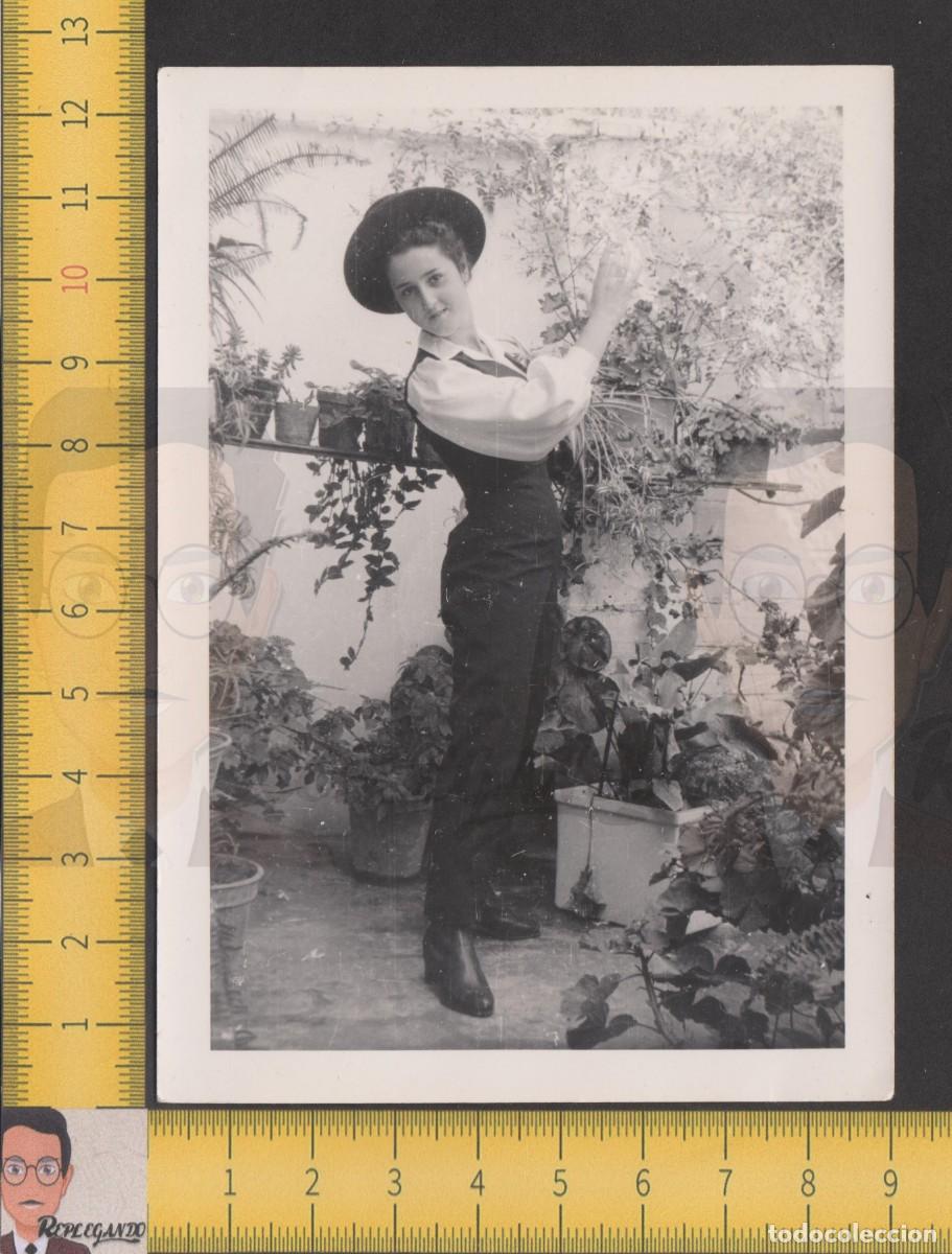 Alte Fotografie: GUAPA CHICA JOVEN VESTIDA TRAJE ANDALUZ SOMBRERO CORDOB&Eacute;S FLORES - FOTO ANTIGUA A&Ntilde;OS 50/60 ANDALUC&Iacute;A