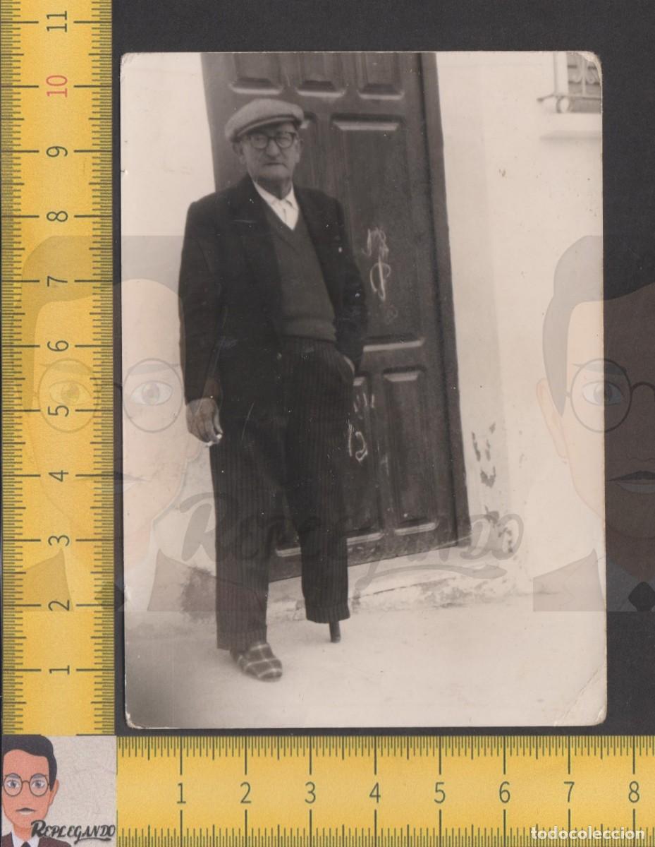 Alte Fotografie: HOMBRE MAYOR CON PIERNA DE PALO POSA FUMANDO EN CALLE - ABUELO PATA PALO - FOTO A&Ntilde;OS 50/60 - SE&Ntilde;OR