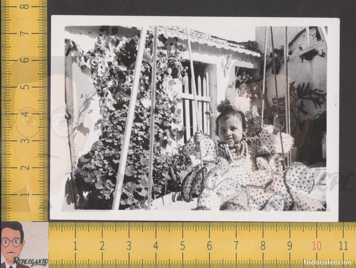 Fotograf&iacute;a antigua: NI&Ntilde;A COLLAR VESTIDO LUNARES GITANA ANDALUZ COLUMPIO JARD&Iacute;N FLORES - FOTO ANTIGUA A&Ntilde;OS 60 ANDALUC&Iacute;A