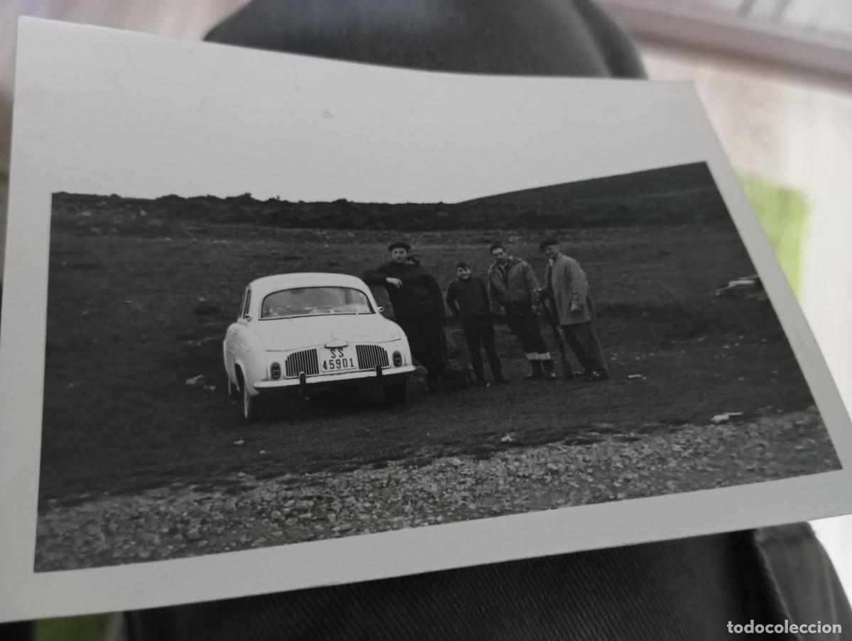 Fotograf&iacute;a antigua: FOTOGRAFIA RENAULT DAUPHINE MATRICULA SAN SEBASTIAN SS 45901 CON CAZADORES