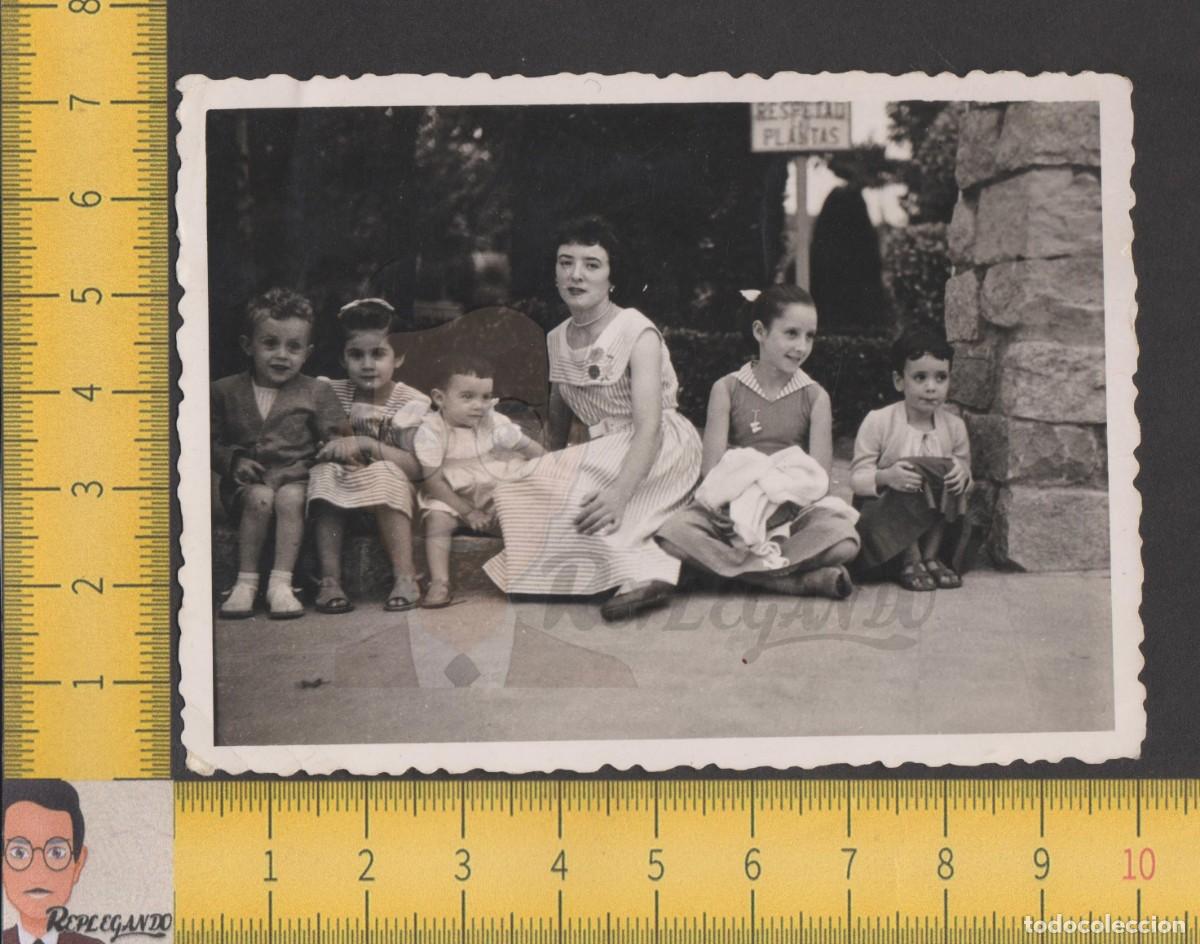 Fotografia antica: GUAPA CHICA JOVEN CON GRUPO NI&Ntilde;OS SENTADOS - JARDIN CARTEL RESPETAD PLANTAS - FOTO ANTIGUA A&Ntilde;O 1956
