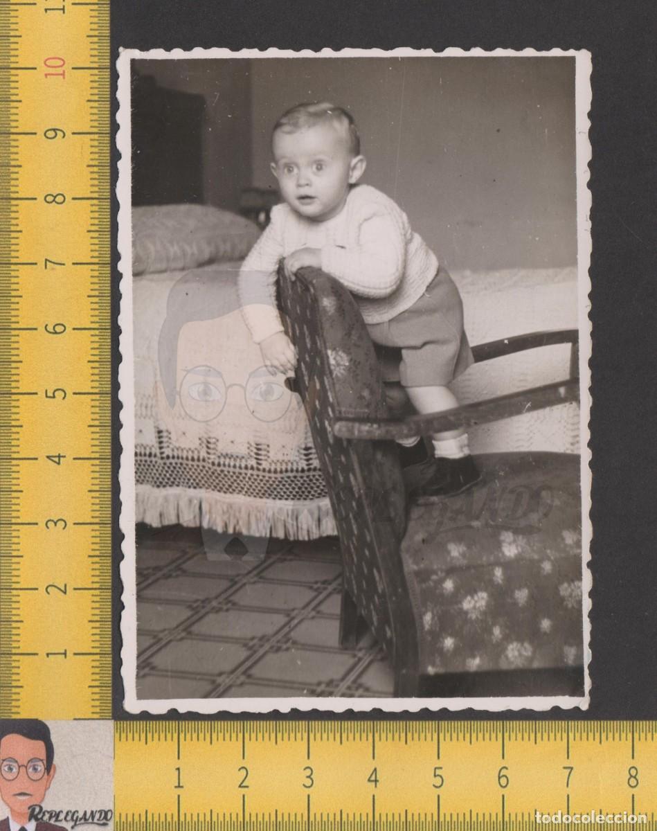 Antique Photography: SIMP&Aacute;TICO NI&Ntilde;O RUBIO SUBIDO A SILLA (SILL&Oacute;N) DORMITORIO - FOTO ANTIGUA A&Ntilde;OS 40/50 ESPA&Ntilde;A INFANCIA