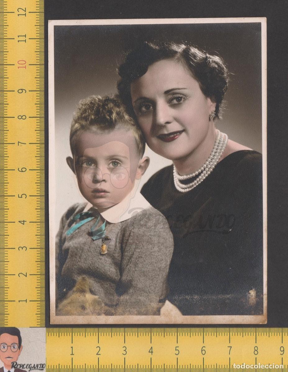 Alte Fotografie: RETRATO MUJER COLLAR PERLAS NI&Ntilde;O BROCHE VIRGEN MONTSERRAT - FOTO ANTIGUA ESTUDIO COLOREADA A&Ntilde;O 1956