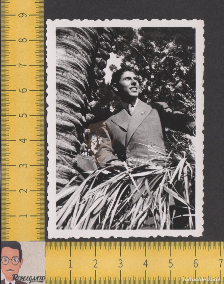 Fotografia antiga: GUAPO CHICO JOVEN POSA SONRIENDO ENTRE PALMERAS - SEXY HOMBRE - FOTO ANTIGUA A&Ntilde;O 1943 - LGTB