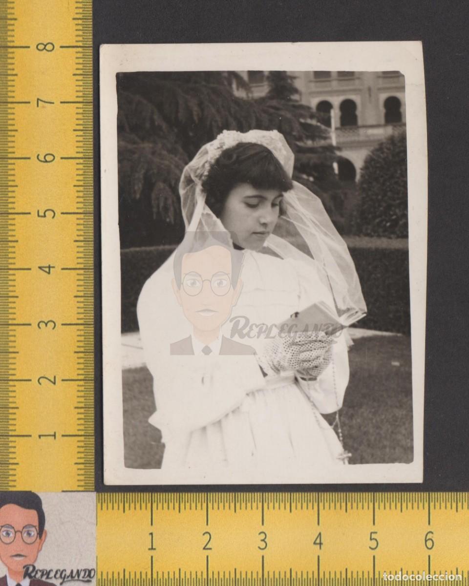 Fotograf&iacute;a antigua: NI&Ntilde;A VESTIDO BLANCO PRIMERA COMUNI&Oacute;N VELO MISAL Y ROSARIO - FOTO ANTIGUA A&Ntilde;O 1954 - ESPA&Ntilde;A INFANCIA