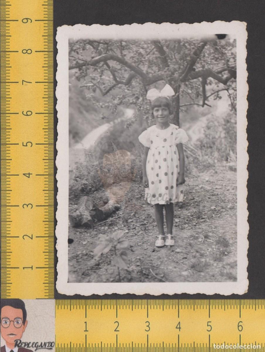 Fotograf&iacute;a antigua: SIMP&Aacute;TICA NI&Ntilde;A POSA VESTIDO LUNARES LAZO PELO EN CAMPO &Aacute;RBOL - FOTO ANTIGUA A&Ntilde;OS 40 ESPA&Ntilde;A INFANCIA
