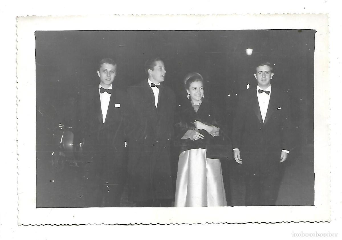 Alte Fotografie: M3-ANTIGUA FOTOGRAFIA - DE UNA DAMA Y TRES CABALLEROS EN NOCHE VIEJA -FOTO -FLOREN DEL 31-12-1.963
