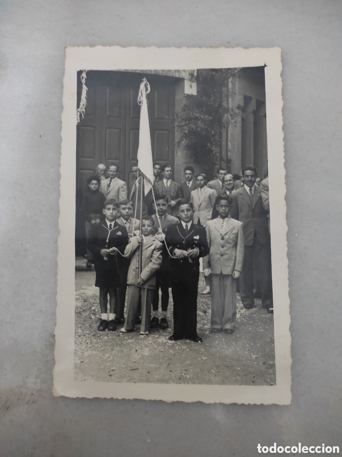 Antique Photography: Curiosa fotograf&iacute;a ni&ntilde;os primera comuni&oacute;n con bandera corpus manresa