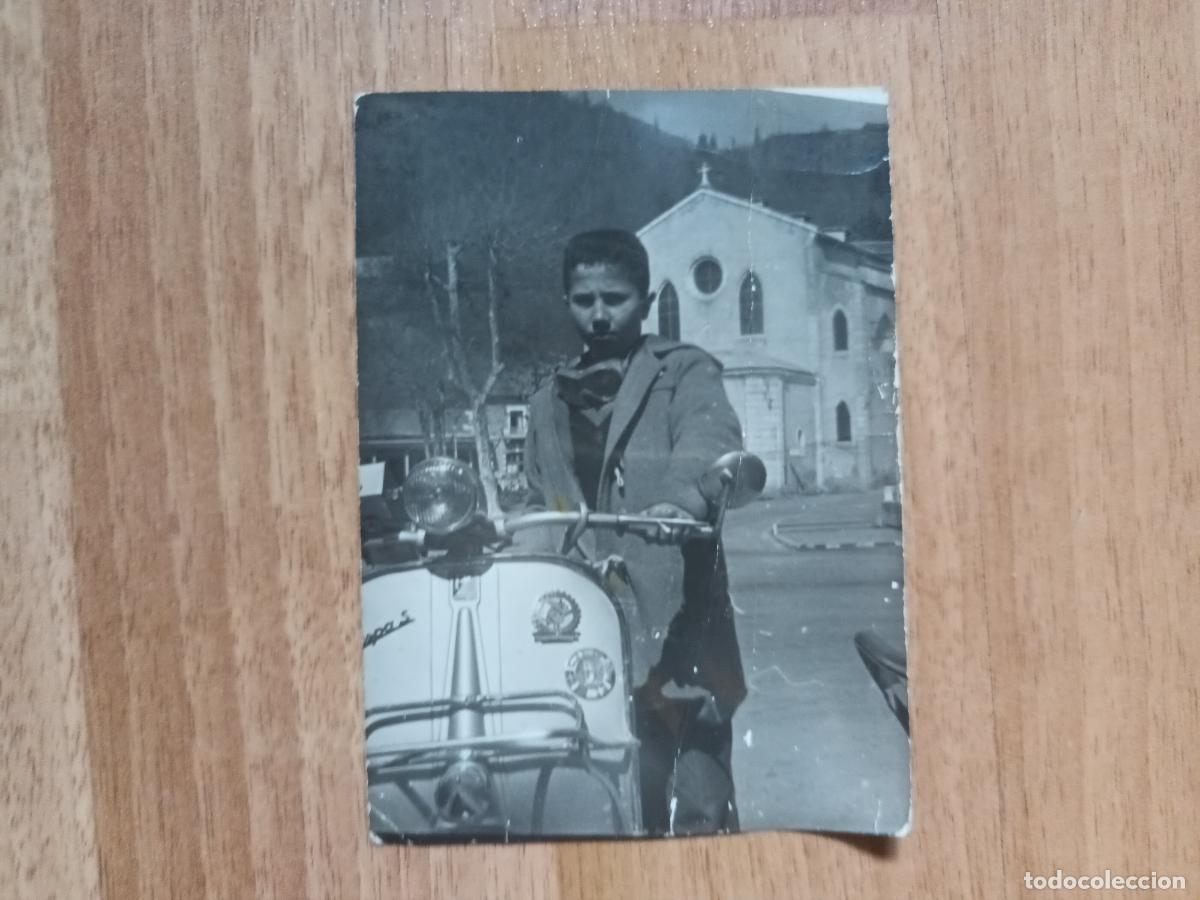 Fotograf&iacute;a antigua: ANTIGUA FOTOGRAFIA NI&Ntilde;O CON VESPA S, CON INSIGNIA DEL CLUB VESPA A&Ntilde;O 1958