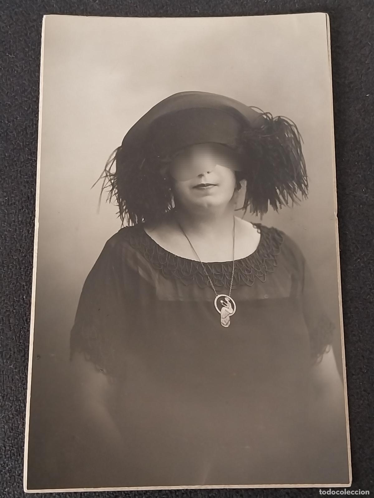 Fotograf&iacute;a antigua: DAMA SOMBRERO PLUMAS COLGANTE ART DECO APROX 1920 FOTO ESTUDIO POSTAL SC ORIGINAL ANTIGUA