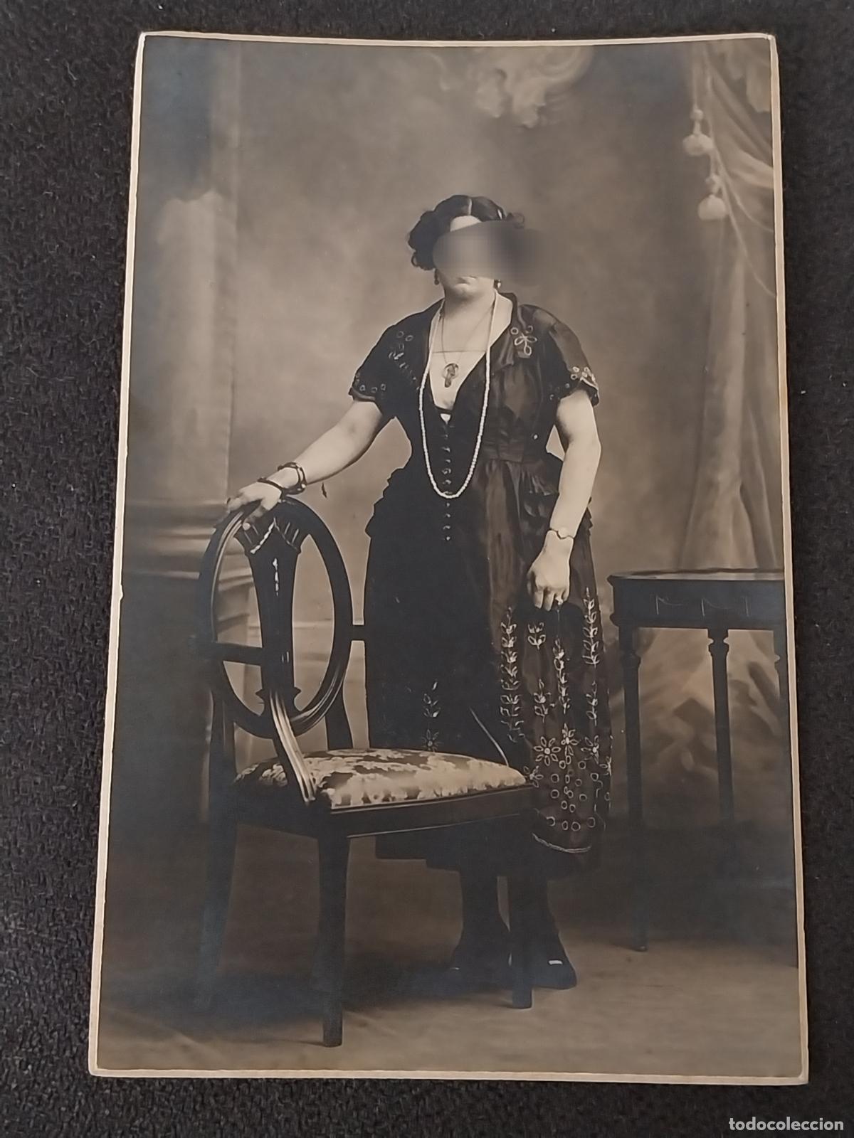 Fotograf&iacute;a antigua: DAMA TRAJE BORDADO COLLAR ART DECO SILLA DISE&Ntilde;O APROX 1920 FOTO ESTUDIO POSTAL SC ORIGINAL ANTIGUA