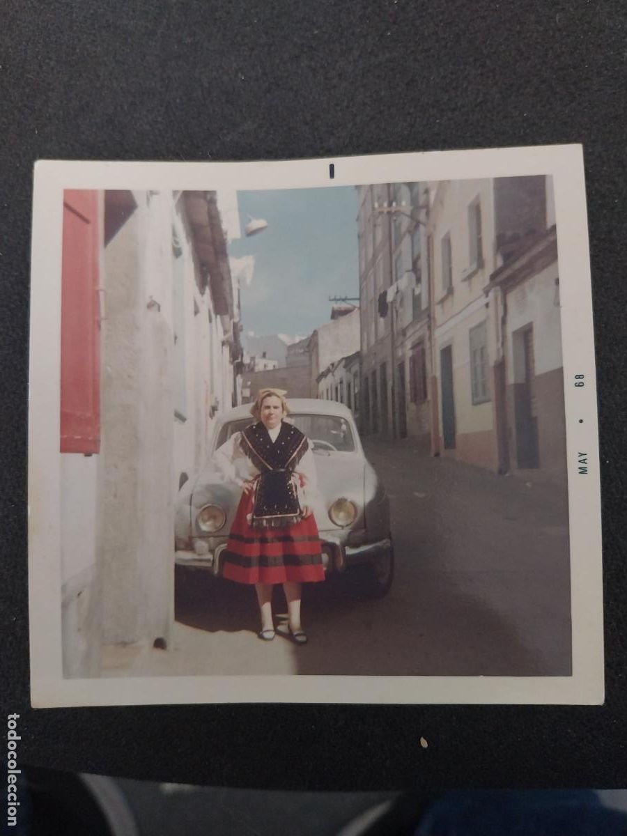 Fotograf&iacute;a antigua: MUJER TRAJE REGIONAL COCHE CLASICO CALLE BARRIO FOTO PARTICULAR A&Ntilde;OS 60 9CM