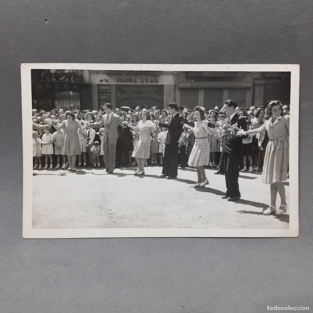 Antigua fotografía. Olot, Sardana de Corpus. Plaza del Generalísimo (actual Pla&ccedil;a Major), años 40-50