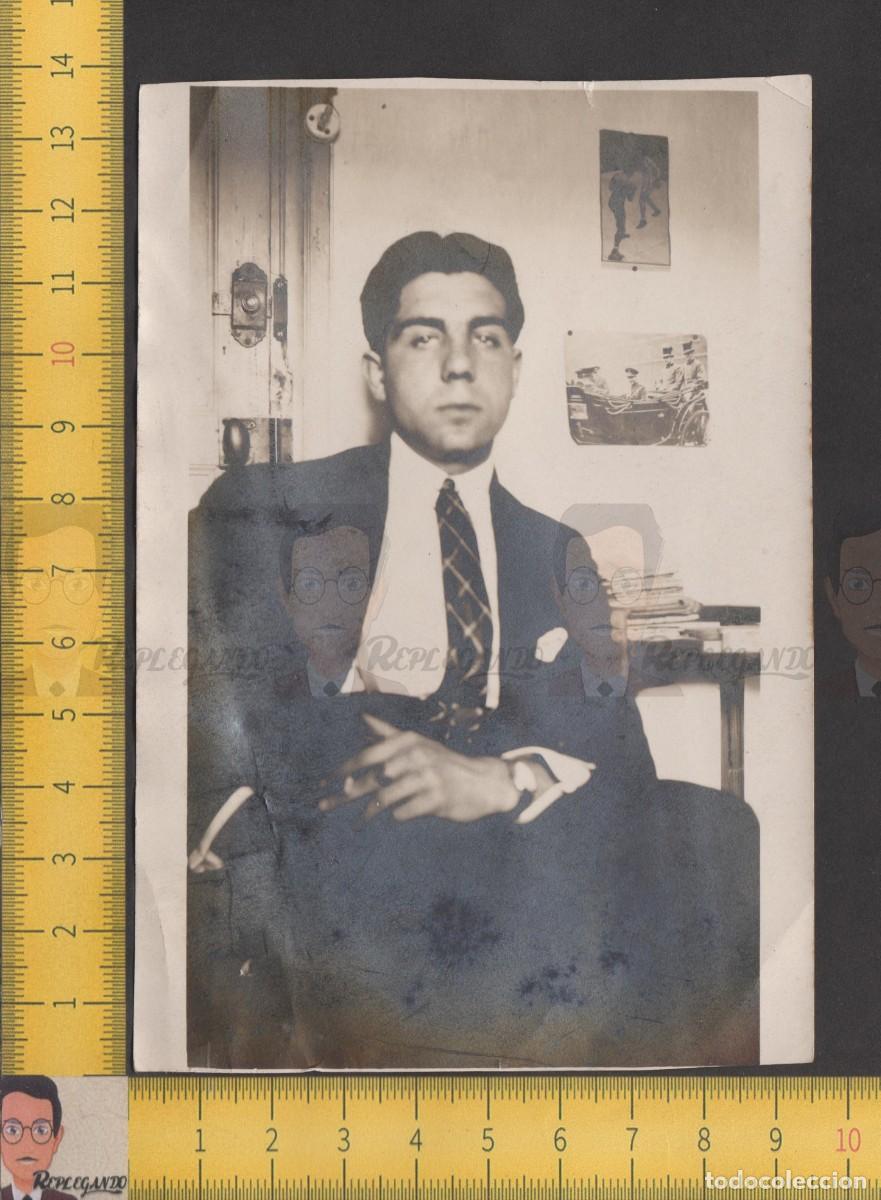 Fotografia antiga: GUAPO CHICO JOVEN SERIO POSA SENTADO - POSTER BOXEO DETR&Aacute;S - FOTO ANTIGUA A&Ntilde;OS 50 - HOMBRE SEXY LGTB
