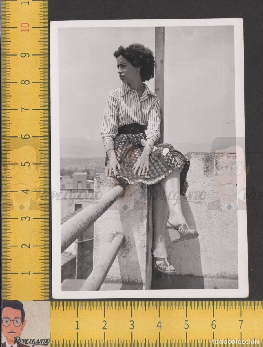 Fotografia antiga: GUAPA CHICA JOVEN FALDA SENTADA EN BARANDILLA TERRAZA - FOTO ANTIGUA A&Ntilde;OS 50/60 - MUJER ESPA&Ntilde;A