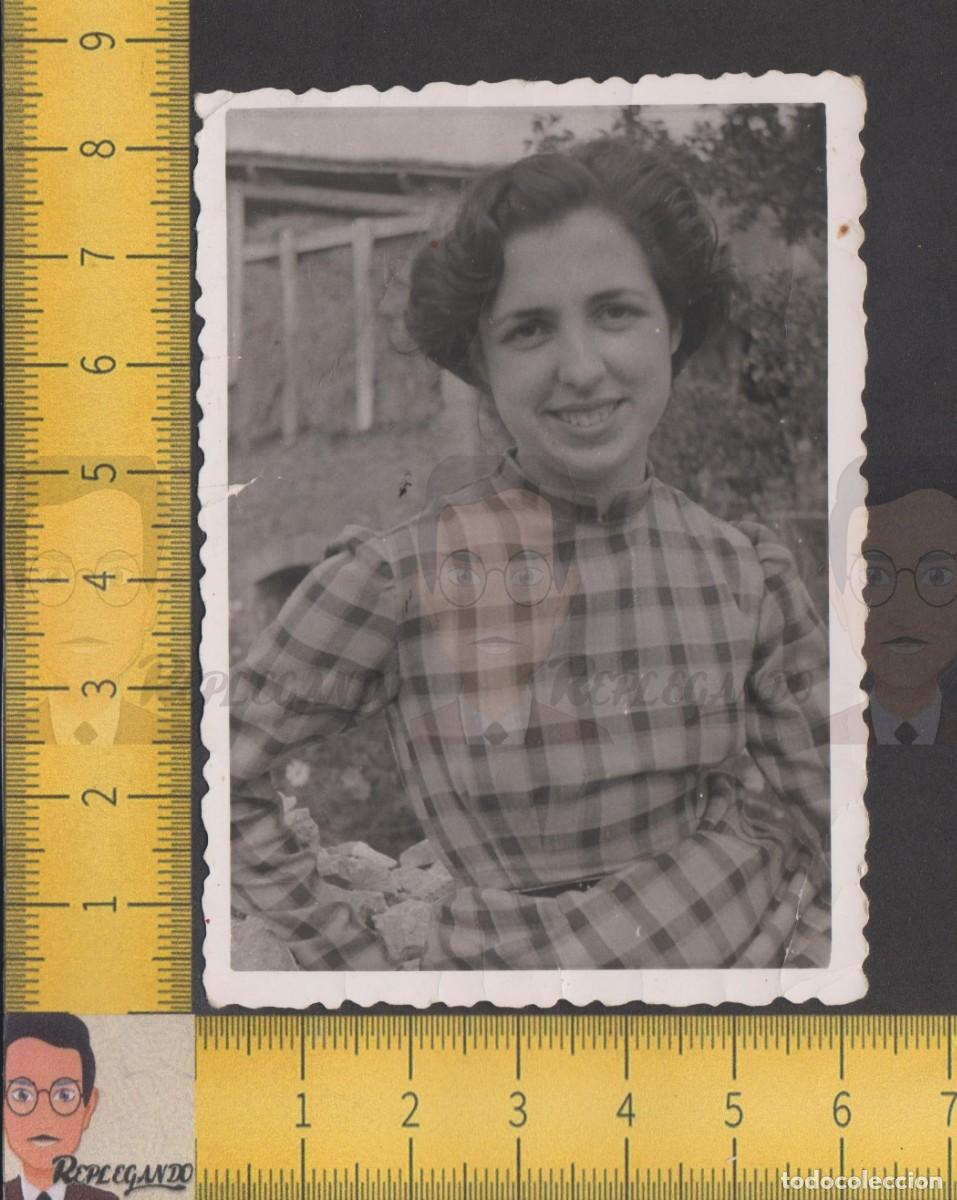 Fotografia antica: GUAPA CHICA JOVEN SONRISA Y VESTIDO CUADROS POSA EN EL CAMPO - FOTO ANTIGUA A&Ntilde;OS 50 - MUJER ESPA&Ntilde;A