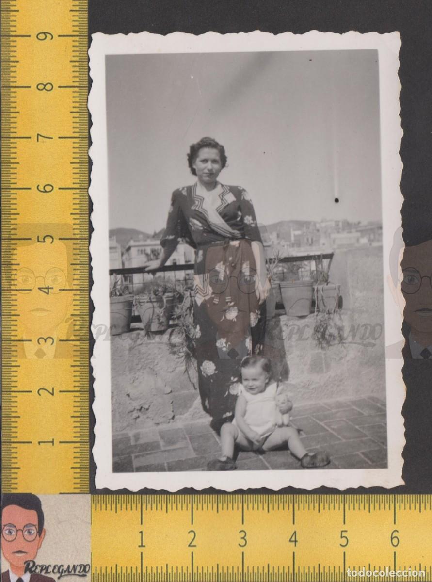 Fotograf&iacute;a antigua: GUAPA CHICA JOVEN EN BATA ESTAMPADA FLORES Y NI&Ntilde;A EN TERRAZA - FOTO ANTIGUA A&Ntilde;OS 50 - MUJER ESPA&Ntilde;A
