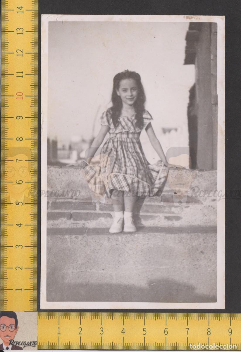 Fotograf&iacute;a antigua: SIMP&Aacute;TICA NI&Ntilde;A SONRIENTE SENTADA EN UN MURO DE LADRILLO - FOTO ANTIGUA A&Ntilde;OS 50 - INFANCIA ESPA&Ntilde;A