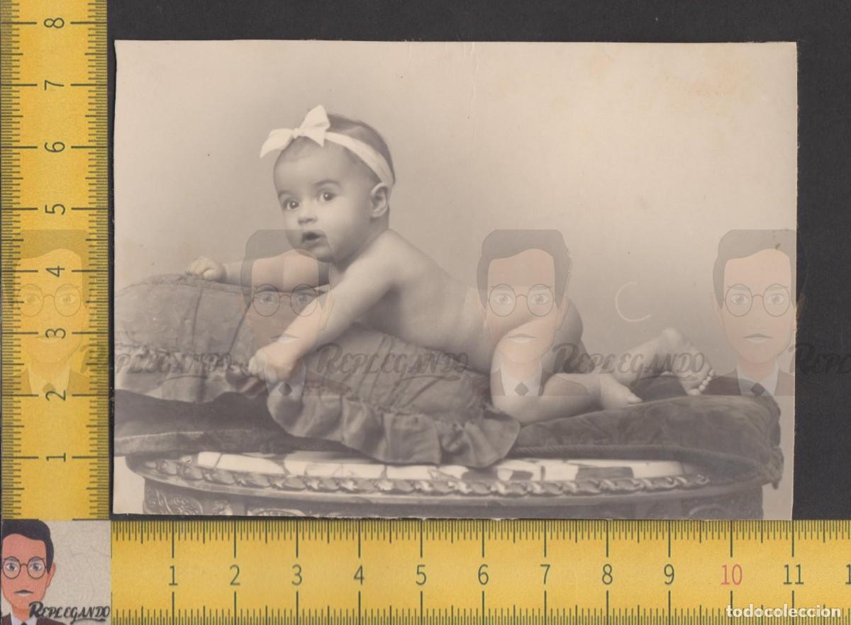 Alte Fotografie: RETRATO SIMP&Aacute;TICA NI&Ntilde;A BEB&Eacute; LAZO ECHADA EN COJINES - FOTO ANTIGUA ESTUDIO A&Ntilde;OS 50 - INFANCIA ESPA&Ntilde;A