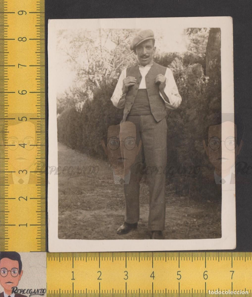 Fotografia antica: ELEGANTE HOMBRE BIGOTE CHALECO Y GORRA POSA HACI&Eacute;NDOSE EL CHULO - FOTO ANTIGUA A&Ntilde;OS 30/40