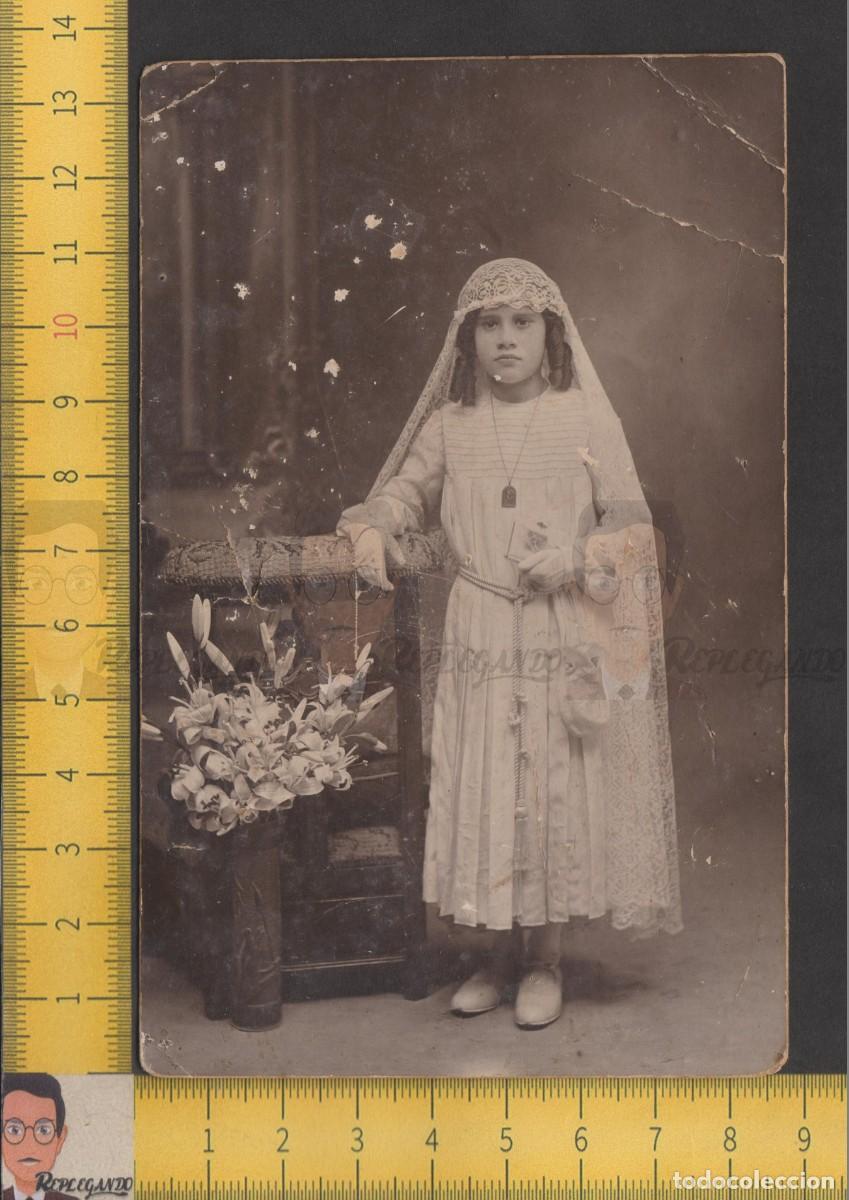 Fotografia antiga: NI&Ntilde;A COMUNI&Oacute;N VESTIDO BLANCO, VELO, BOLSO Y FLORES / FOTO ANTIGUA ESTUDIO A&Ntilde;OS 20 - ESPA&Ntilde;A 001