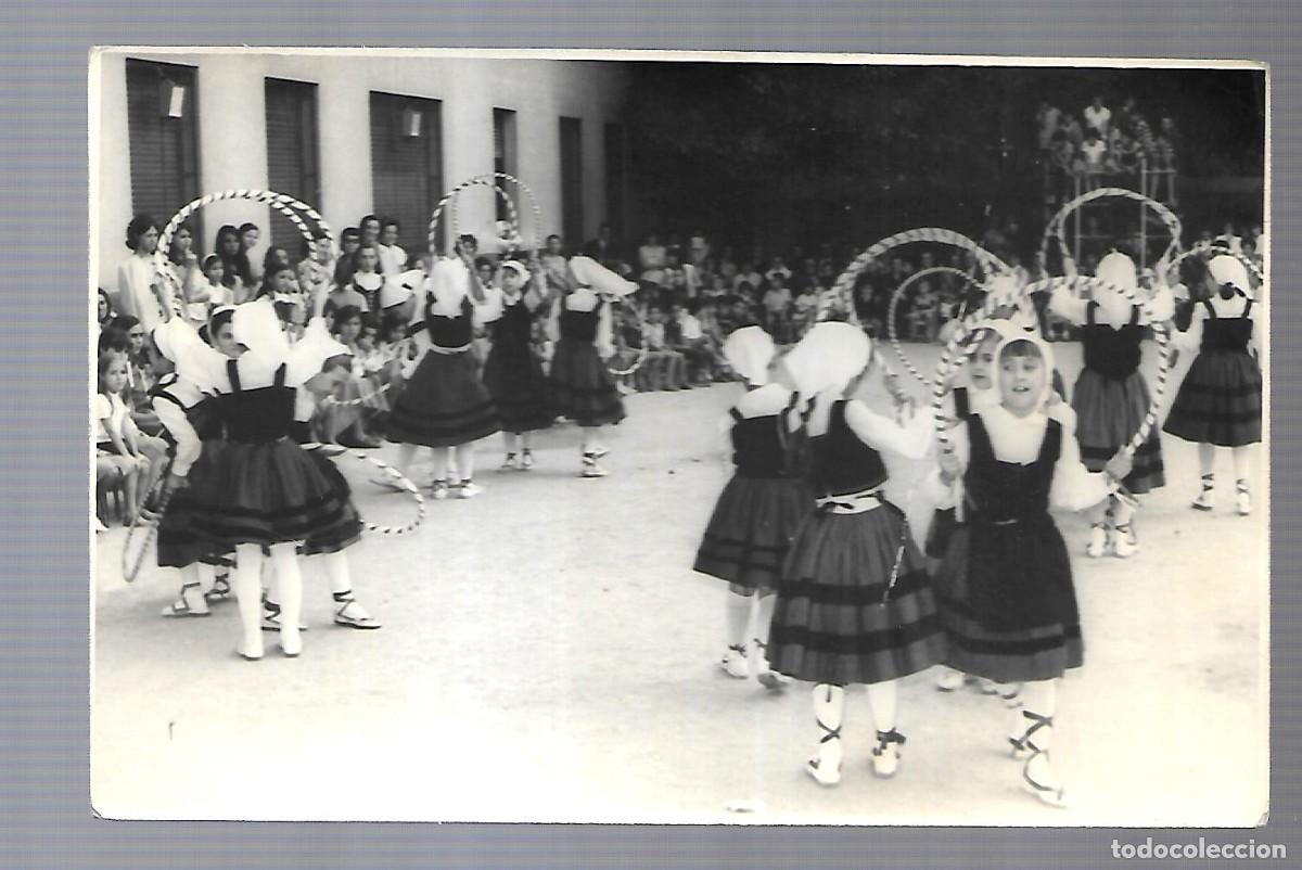 Fotograf&iacute;a antigua: M33- ANTIGUA FOTOGRAFIA-UN GRUPO DE NI&Ntilde;AS BAILANDO EN EL COLEGIO -FOTO- MARQUEZ - DEL 22-6-1.965
