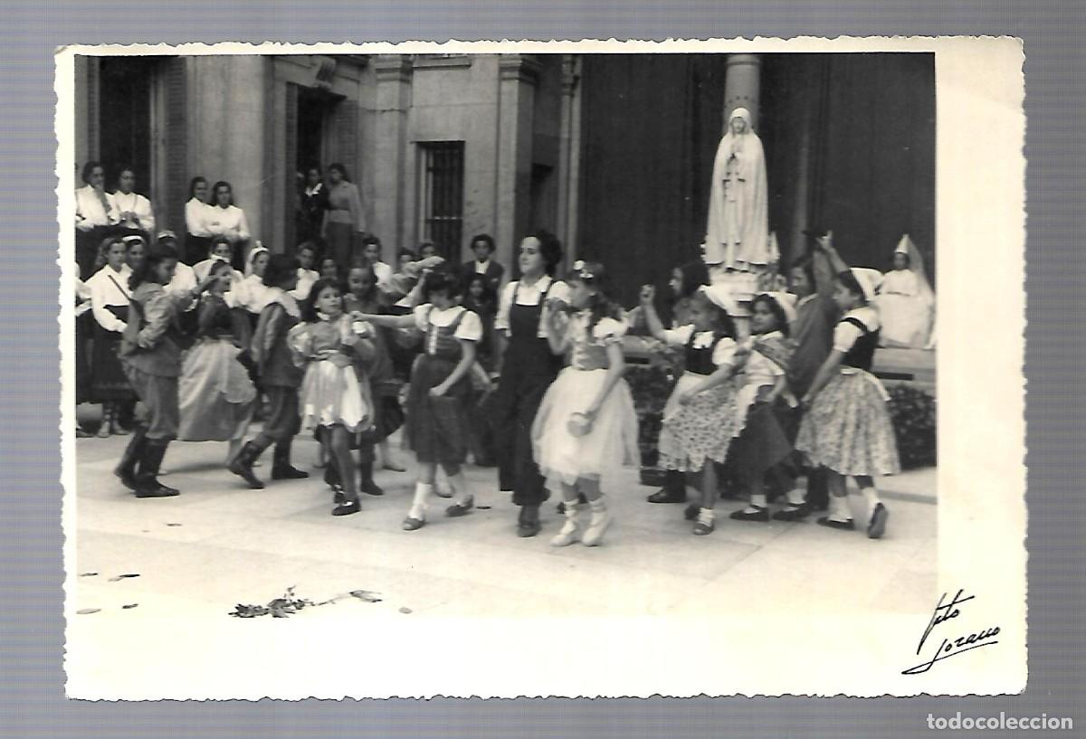 Alte Fotografie: M33- ANTIGUA FOTOGRAFIA-UN GRUPO DE NI&Ntilde;AS BAILANDO EN EL COLEGIO -FOTO- LOZANO