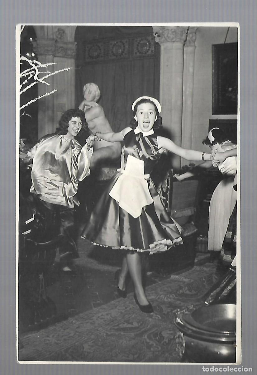 Fotograf&iacute;a antigua: M33- ANTIGUA FOTOGRAFIA-UNA NI&Ntilde;A BAILANDO EN EL COLEGIO -FOTO- AUMENTE- MADRID- EL 2 -3- 1.957