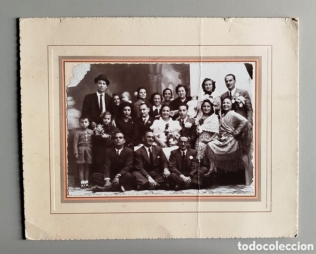 Fotograf&iacute;a antigua: Fotograf&iacute;a grupo familiar. a&ntilde;os 40. Sin fot&oacute;grafo. Tama&ntilde;o 20,5 x 25,5 cm