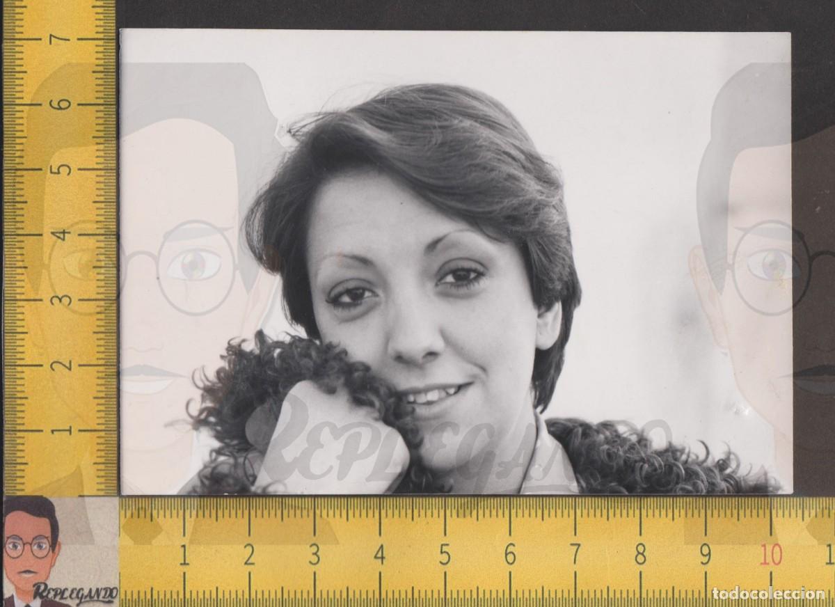 Fotografia antiga: RETRATO GUAPA CHICA JOVEN SONRIE CON ABRIGO DE PELO - FOTO ANTIGUA A&Ntilde;OS 60 - BELLA MUJER